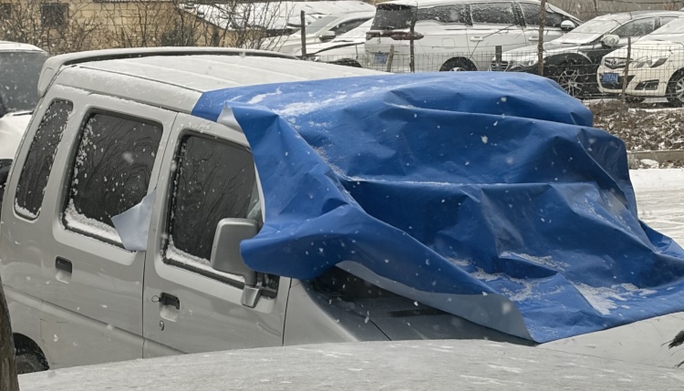 Ứng dụng Bạt PE để che phương tiện trong thời tiết có tuyết